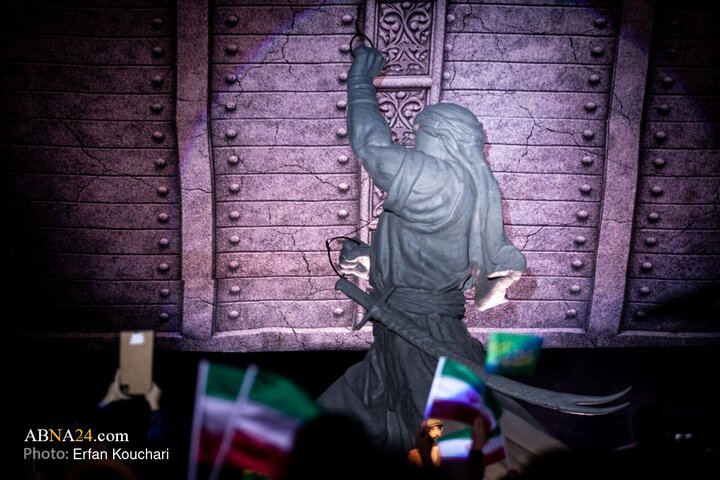 رونمایی از نماد «فاتح خیبر» در میدان امام خمینی (ره) تهران