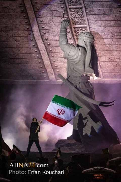 رونمایی از نماد «فاتح خیبر» در میدان امام خمینی (ره) تهران