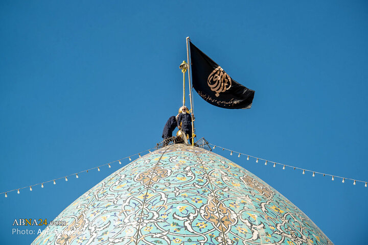 آیین سیاه‌پوشان و تعویض پرچم گنبد حرم حضرت شاهچراغ‌(ع)