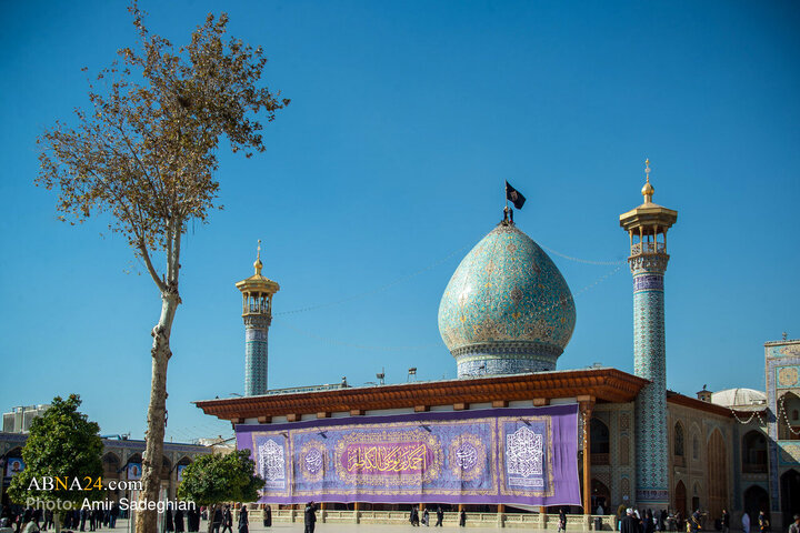 آیین سیاه‌پوشان و تعویض پرچم گنبد حرم حضرت شاهچراغ‌(ع)