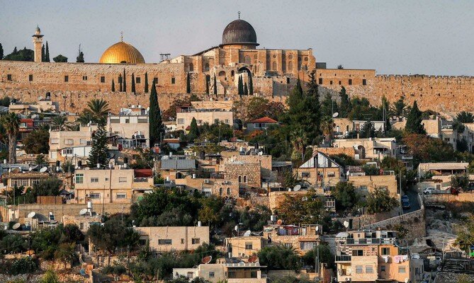 Zionist settlers vandalize Muslim gravestones in Al-Quds