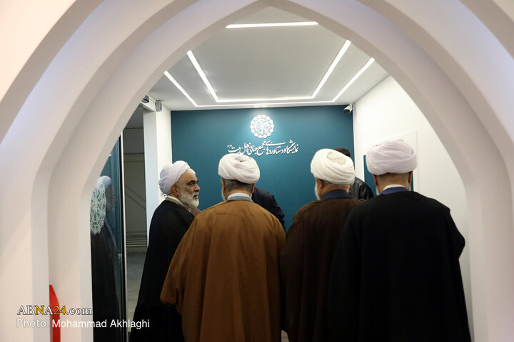 مراسم رونمایی از نمایشگاه دستاوردهای مجمع جهانی اهل‌بیت(ع) پنج‌‎شنبه (۱۸ دی ۱۴۰۴) با حضور آیت‌الله سیداحمد خاتمی عضو شورای عالی و آیت‌الله رضا رمضانی، دبیرکل این مجمع، در قم برگزار شد.