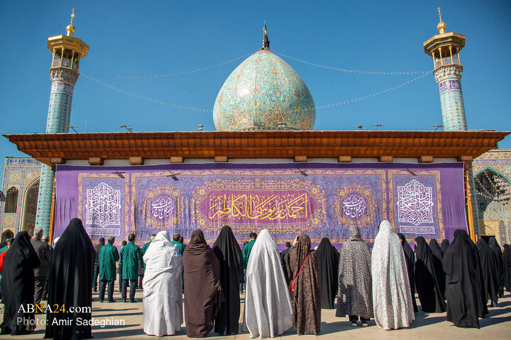 آئین تعویض پرچم گنبدهای منور احمدی و محمدی علیهماالسلام و اهتزاز پرچم سیاه سه‌شنبه (۱۶ دی ۱۴۰۴) به مناسبت سالروز شهادت حضرت شاهچراغ‌(ع) و برادر بزرگوارشان حضرت سید میرمحمد(ع) با حضور خادمین و مجاورین آستان برگزار شد.