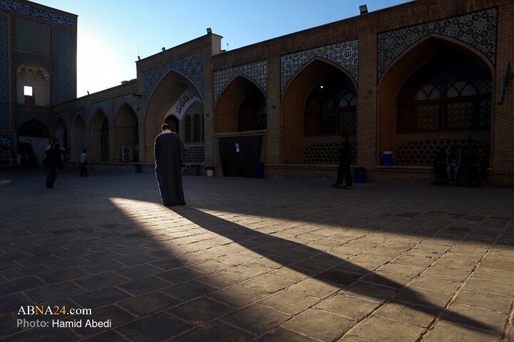 همزمان با فرارسیدن سیزدهم ماه رجب، آیین عبادی ـ معنوی اعتکاف رجبیه با حضور اقشار مختلف مردم و جوانان، در مسجد جامع شهر قم آغاز شد و معتکفان برای سه روز به خلوتی معنوی و بندگی خداوند وارد شدند.