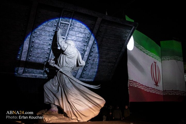 بزرگ‌ترین تئاتر خیابانی شیعه با عنوان «فتح خیبر» و مراسم رونمایی از یادمان عظیم «فاتح خیبر» شنبه (۱۳ دی ۱۴۰۴) همزمان با سالروز ولادت با سعادت امیرالمومنین حضرت علی (ع) در میدان امام خمینی(ره) تهران برگزار شد.