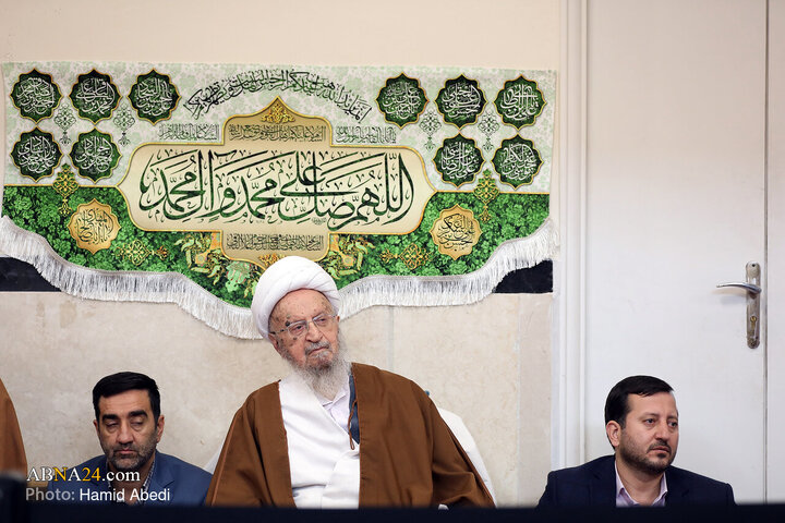 آیت‌الله ناصر مکارم شیرازی در مراسم جشن روز میلاد امام علی(ع) در مسجد امیرالمومنین(ع) قم
