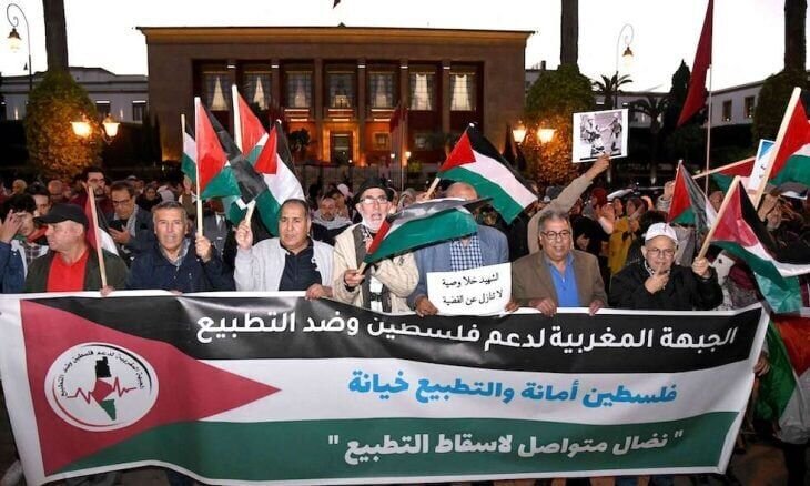 مغربی‌ها پرچم رژیم اسرائیل را به آتش کشیدند/ تاکید بر لغو عادی‌سازی با تل‌آویو