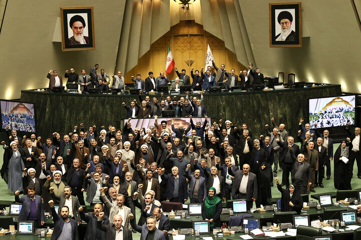 شعار مرگ بر آمریکا و اسرائیل در صحن مجلس طنین انداز شد