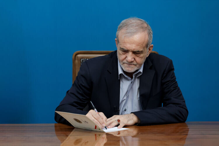 Pres. Pezeshkian: Iranians gave crushing response to enemy plots on Monday rally