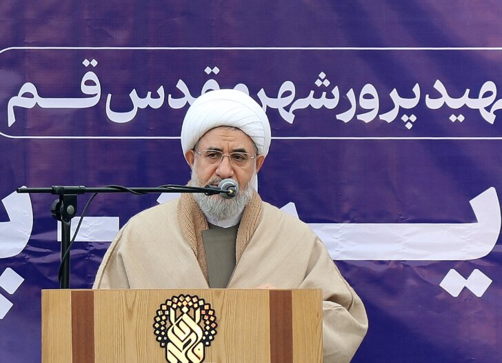 در برابر استکبار جهانی در حال جنگ هستیم و کوتاه نمی‌آییم