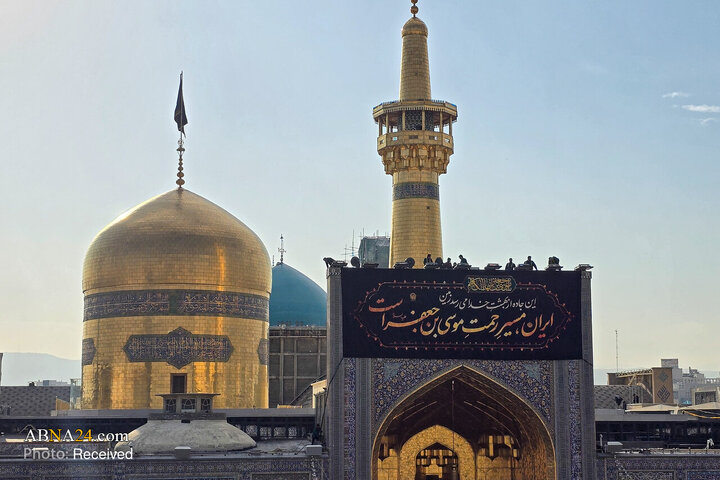 نصب کتیبه شهادت حضرت موسی‌بن‌جعفر (ع) در حرم مطهر رضوی