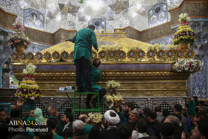 گل‌آرایی ضریح مطهر کریمه اهل‌بیت(س) به مناسبت عید سعید مبعث