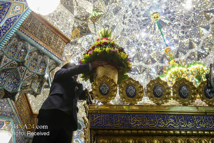 گل‌آرایی ضریح مطهر کریمه اهل‌بیت(س) به مناسبت عید سعید مبعث