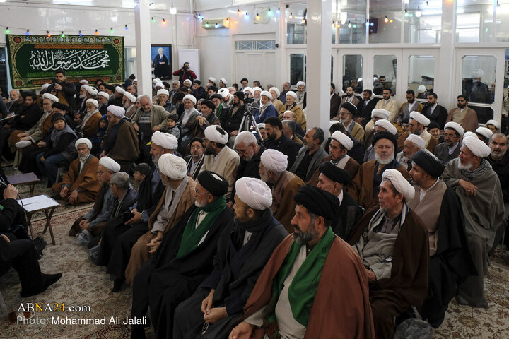 مراسم عمامه گذاری طلاب در روز عید بزرگ مبعث رسول اکرم(ص) در دفتر آیت‌الله فاضل لنکرانی