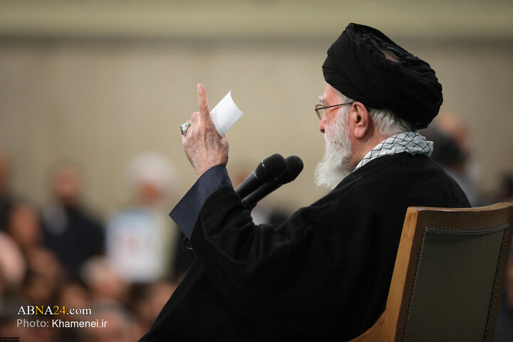 Photos: Imam Khamenei meets with thousands of people on Eid al-Mab'ath