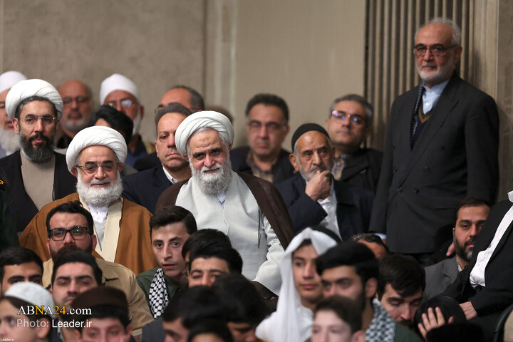 Photos: Imam Khamenei meets with thousands of people on Eid al-Mab'ath