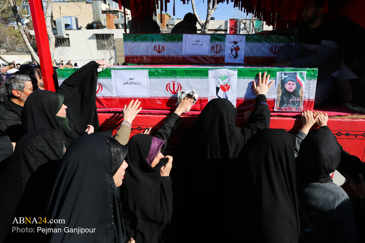 آیین تشییع پیکرهای مقدس هفت شهید مدافع امنیت ایران که در اغتشاشات اخیر به شهادت رسیدند، جمعه (۲۶ دی ۱۴۰۴) از مصلی نماز جمعه تا گلستان شهدای اصفهان برگزار شد.