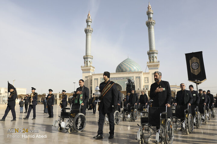 خادمان حرم مطهر حضرت معصومه (س) در سالروز شهادت هفتمین خورشید امامت و ولایت حضرت امام موسی کاظم(ع) پنج‌شنبه (۲۵ دی ۱۴۰۴) با برپایی دسته عزا با حضور و همراهی مردم متدین قم از مسجد امام حسن عسکری‌(ع) تا حرم مطهر کریمه اهل بیت(س) به عزاداری پرداختند.