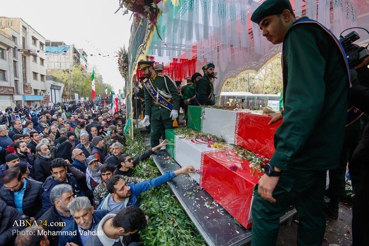 مراسم تشییع پیکر ۱۰۰ شهید مردمی و مدافع امنیت که در ناآرامی ها و اغتشاشات اخیر در تهران به شهادت رسیدند، چهارشنبه (۲۴ دی ۱۴۰۴) با حضور خانواده های معظم شهدا و ایثارگران، مسئولان کشوری و لشکری و اقشار مختلف مردم از مقابل دانشگاه تهران به سمت معراج شهداء برگزار شد.