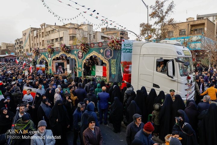 مراسم تشییع پیکر ۱۰۰ شهید مردمی و مدافع امنیت که در ناآرامی ها و اغتشاشات اخیر در تهران به شهادت رسیدند، چهارشنبه (۲۴ دی ۱۴۰۴) با حضور خانواده های معظم شهدا و ایثارگران، مسئولان کشوری و لشکری و اقشار مختلف مردم از مقابل دانشگاه تهران به سمت معراج شهداء برگزار شد.