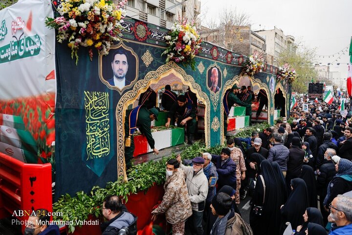 مراسم تشییع پیکر ۱۰۰ شهید مردمی و مدافع امنیت که در ناآرامی ها و اغتشاشات اخیر در تهران به شهادت رسیدند، چهارشنبه (۲۴ دی ۱۴۰۴) با حضور خانواده های معظم شهدا و ایثارگران، مسئولان کشوری و لشکری و اقشار مختلف مردم از مقابل دانشگاه تهران به سمت معراج شهداء برگزار شد.