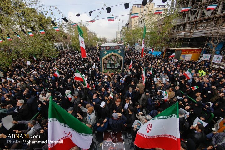 مراسم تشییع پیکر ۱۰۰ شهید مردمی و مدافع امنیت که در ناآرامی ها و اغتشاشات اخیر در تهران به شهادت رسیدند، چهارشنبه (۲۴ دی ۱۴۰۴) با حضور خانواده های معظم شهدا و ایثارگران، مسئولان کشوری و لشکری و اقشار مختلف مردم از مقابل دانشگاه تهران به سمت معراج شهداء برگزار شد.