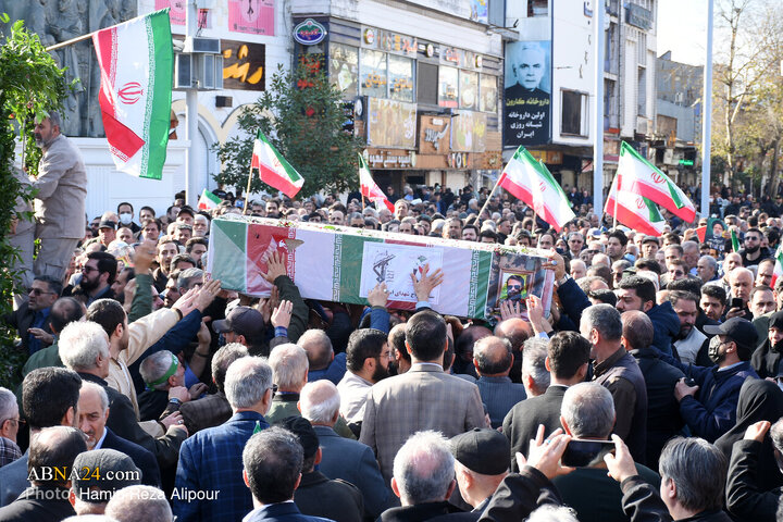 آیین تشییع پیکرهای مقدس هفت شهید مدافع امنیت ایران که در اغتشاشات اخیر به شهادت رسیدند، دوشنبه (۲۲ دی ۱۴۰۴) از مقابل سپاه ناحیه رشت واقع در پل عراق به سمت میدان شهدای ذهاب این شهر برگزار شد.