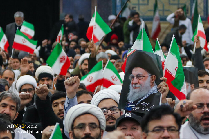 Photos: Ceremony of nation's pledge of allegiance to Leadership held at Jamkaran Mosque