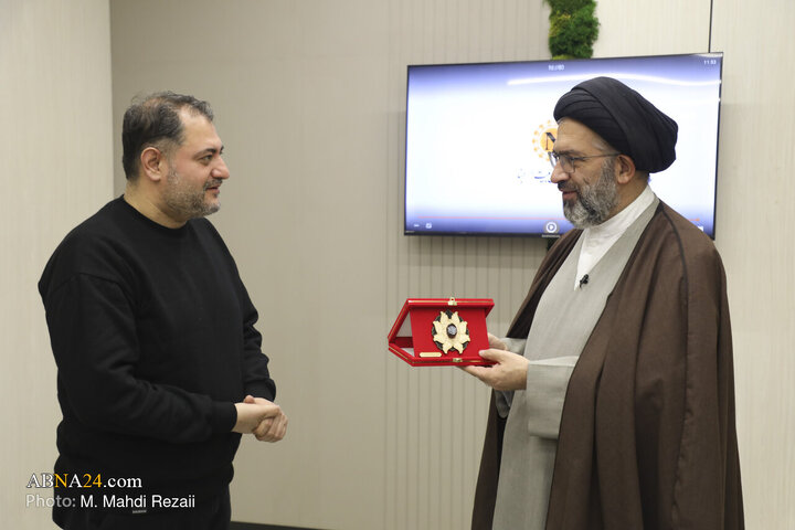 حضور معاون فرهنگی و جمعی از مدیران رسانه‌ای حرم بانوی کرامت در خبرگزاری ابنا