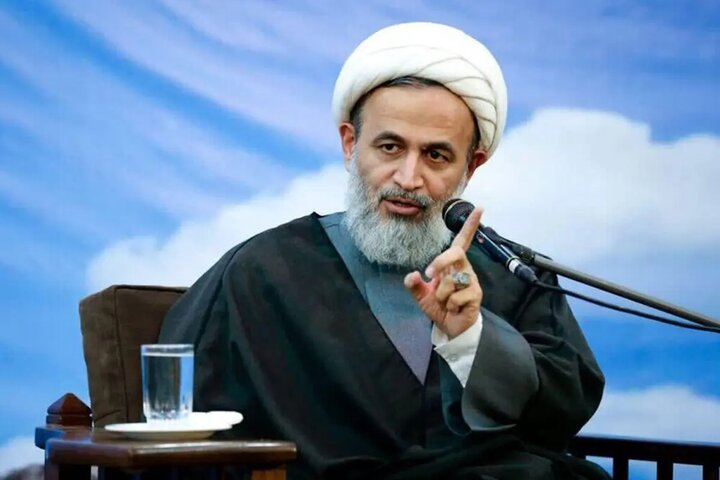 مردم دنیا آیت‌الله خامنه‌ای را «قهرمان جهان» می‌دانند/ بیشتر فرماندهان امام زمان(عج) ایرانی هستند