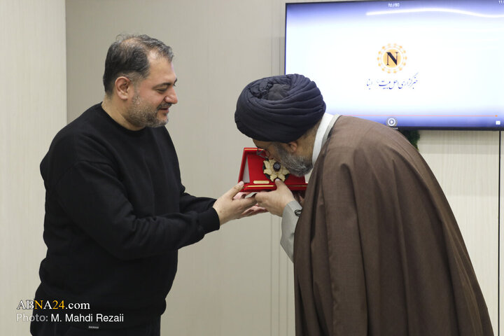 تقدیم نگین متبرک سنگ مزار حضرت سیدالشهدا(ع) از سوی حسن صدرایی‌عارف، مدیر مسئول «خبرگزاری ابنا» به حجت الاسلام والمسلمین سید احمد مشرف معاون فرهنگی حرم مطهر حضرت فاطمه معصومه سلام الله علیها