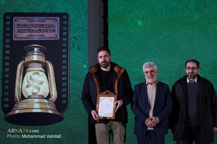 مراسم افتتاحیه شانزدهمین دوره جشنواره مردمی فیلم عمار،پنج‌شنبه (۲ بهمن ۱۴۰۴) با حضور خانواده‌های معظم شهدا، اهالی رسانه، هنرمندان برگزیده این دوره و جمعی از اقشار مختلف مردم، در سینما بهمن تهران برگزار شد.