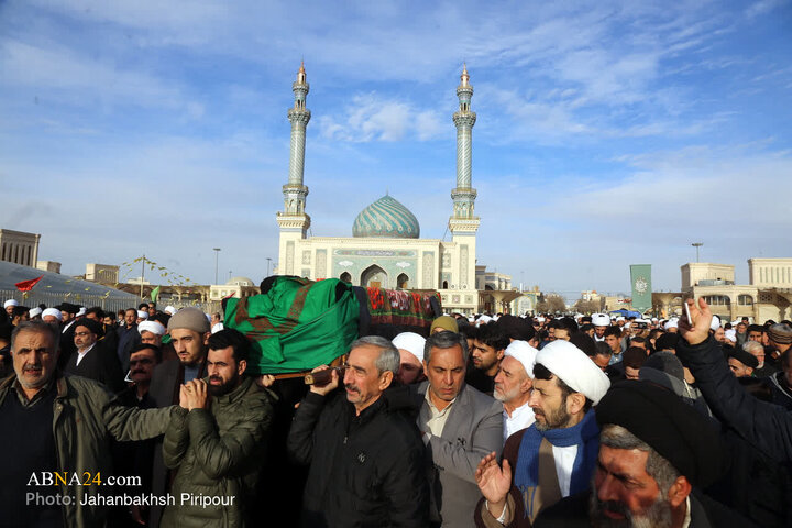 مراسم تشییع پیکر حجت‌الاسلام والمسلمین مرحوم حاج سیدهادی حسینی سیستانی(ره) برادر حضرت آیت‌الله العظمی سید علی سیستانی، عصر امروز یکشنبه (۲۸ دی ۱۴۰۴) از مسجد امام حسن عسکری(ع) به سمت حرم مطهر حضرت فاطمه‌ معصومه(س) برگزار شد.