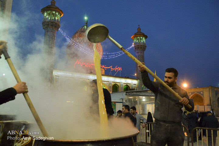 مراسم پخت ۲۰ تن سمنو به همت جوانان هیئت جان نثاران صاحب الزمان(عج) همزمان با اعیاد شعبانیه پنج‌شنبه (۲بهمن۱۴۰۴) در محوطه حرم مطهر امامزاده سید علاءالدین جسین(ع) شیراز در حال برگزاری است.