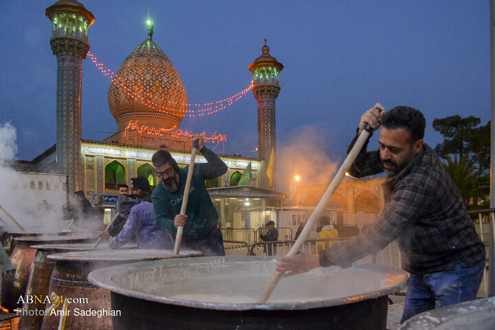 مراسم پخت ۲۰ تن سمنو به همت جوانان هیئت جان نثاران صاحب الزمان(عج) همزمان با اعیاد شعبانیه پنج‌شنبه (۲بهمن۱۴۰۴) در محوطه حرم مطهر امامزاده سید علاءالدین جسین(ع) شیراز در حال برگزاری است.