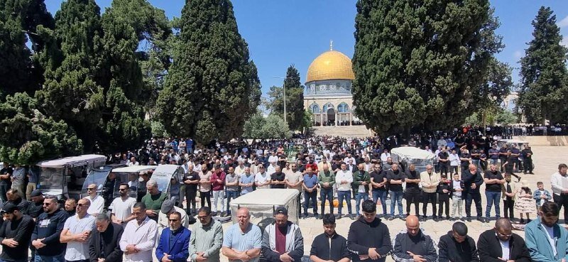60,000 Palestinian worshippers perform Friday prayer at Aqsa Mosque