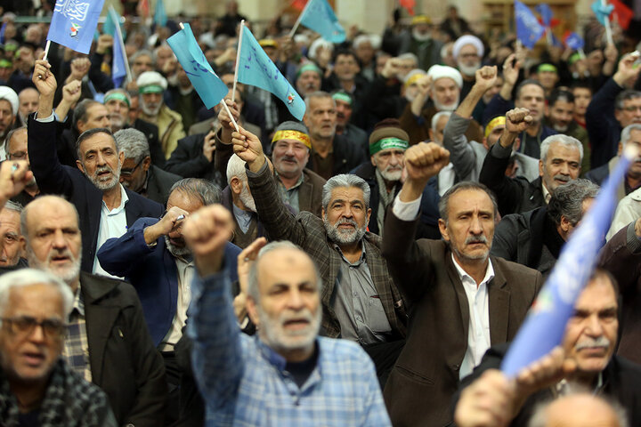 Photos: Honoring veterans of Qom province at Hazrat Masoumeh shrine