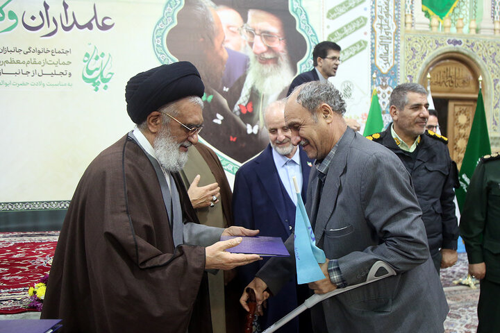 Photos: Honoring veterans of Qom province at Hazrat Masoumeh shrine
