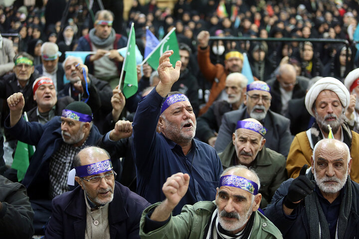Photos: Honoring veterans of Qom province at Hazrat Masoumeh shrine