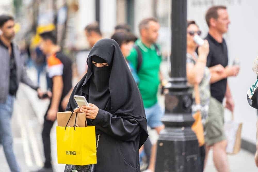 ویدیو | حمله وحشیانه پلیس هلند به زنان محجبه