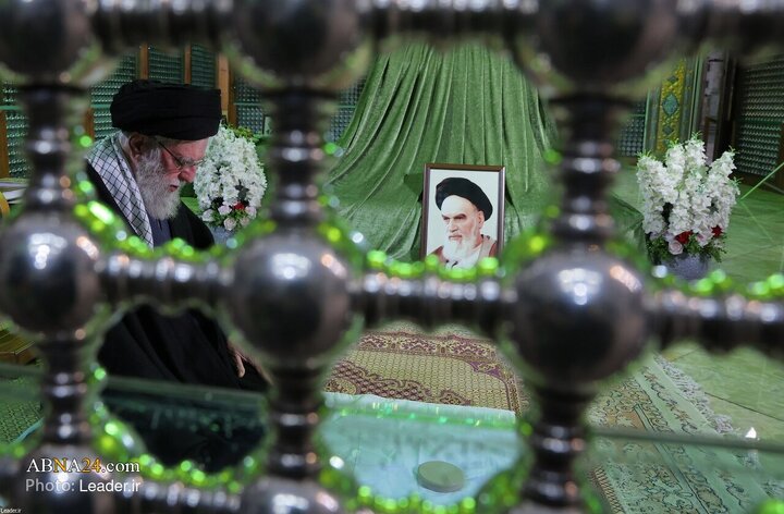 حضور رهبر معظم انقلاب در مرقد بنیانگذار جمهوری اسلامی ایران