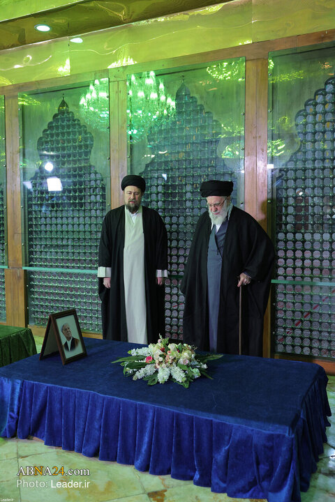 حضور رهبر معظم انقلاب در مرقد بنیانگذار جمهوری اسلامی ایران