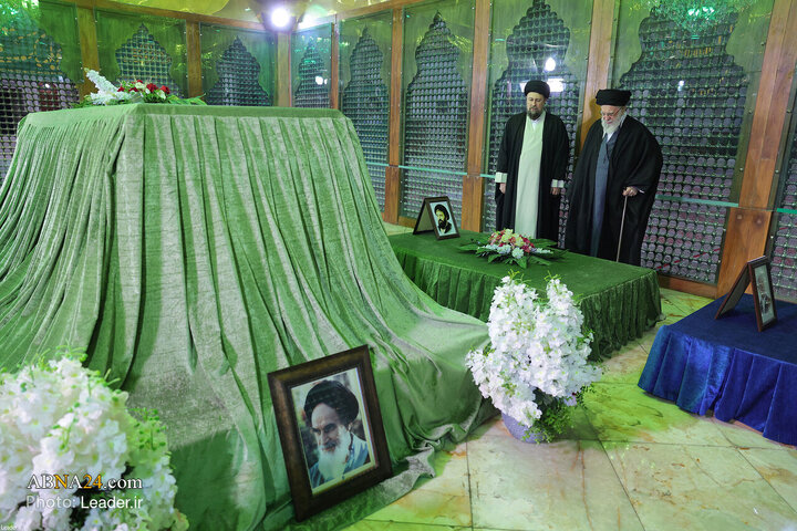 حضور رهبر معظم انقلاب در مرقد بنیانگذار جمهوری اسلامی ایران