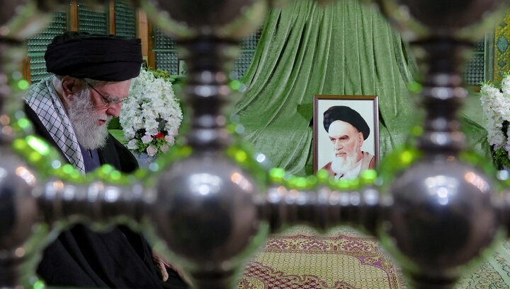 ویدیو | حضور رهبر معظم انقلاب اسلامی ایران در حرم مطهر حضرت امام خمینی(ره)