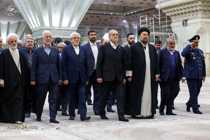 Photos: Iran President cabinet renews allegiance to Imam Khomeini