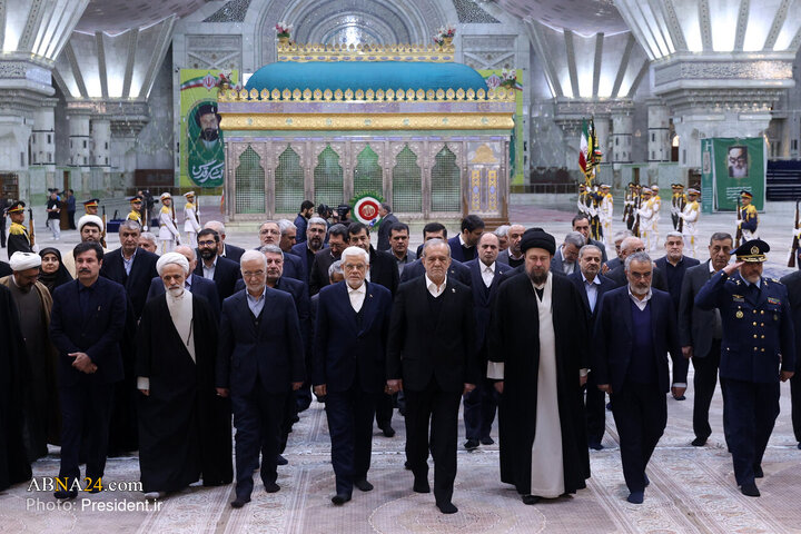 Photos: Iran President cabinet renews allegiance to Imam Khomeini