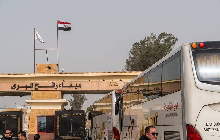 First group of Palestinians returns to Gaza from Egypt