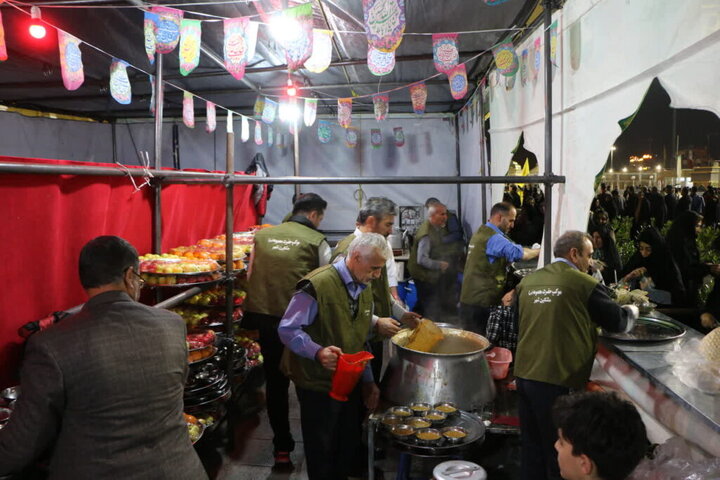 خدمت‌رسانی ایستگاه های صلواتی حرم بانوی کرامت در شب نیمه شعبان