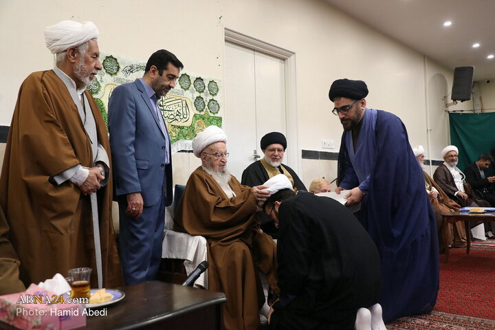 مراسم عمامه‌گذاری جمعی از طلاب در سالروز نیمه شعبان