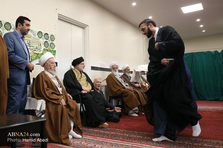 مراسم عمامه‌گذاری جمعی از طلاب در سالروز نیمه شعبان
